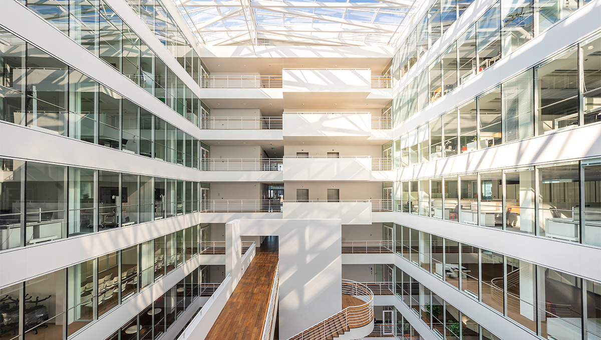 Interiér atria budovy od Richard Meier / Cuboid architekti
